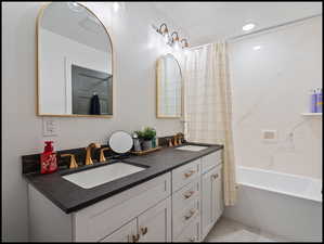 Primary en-suite bathroom
