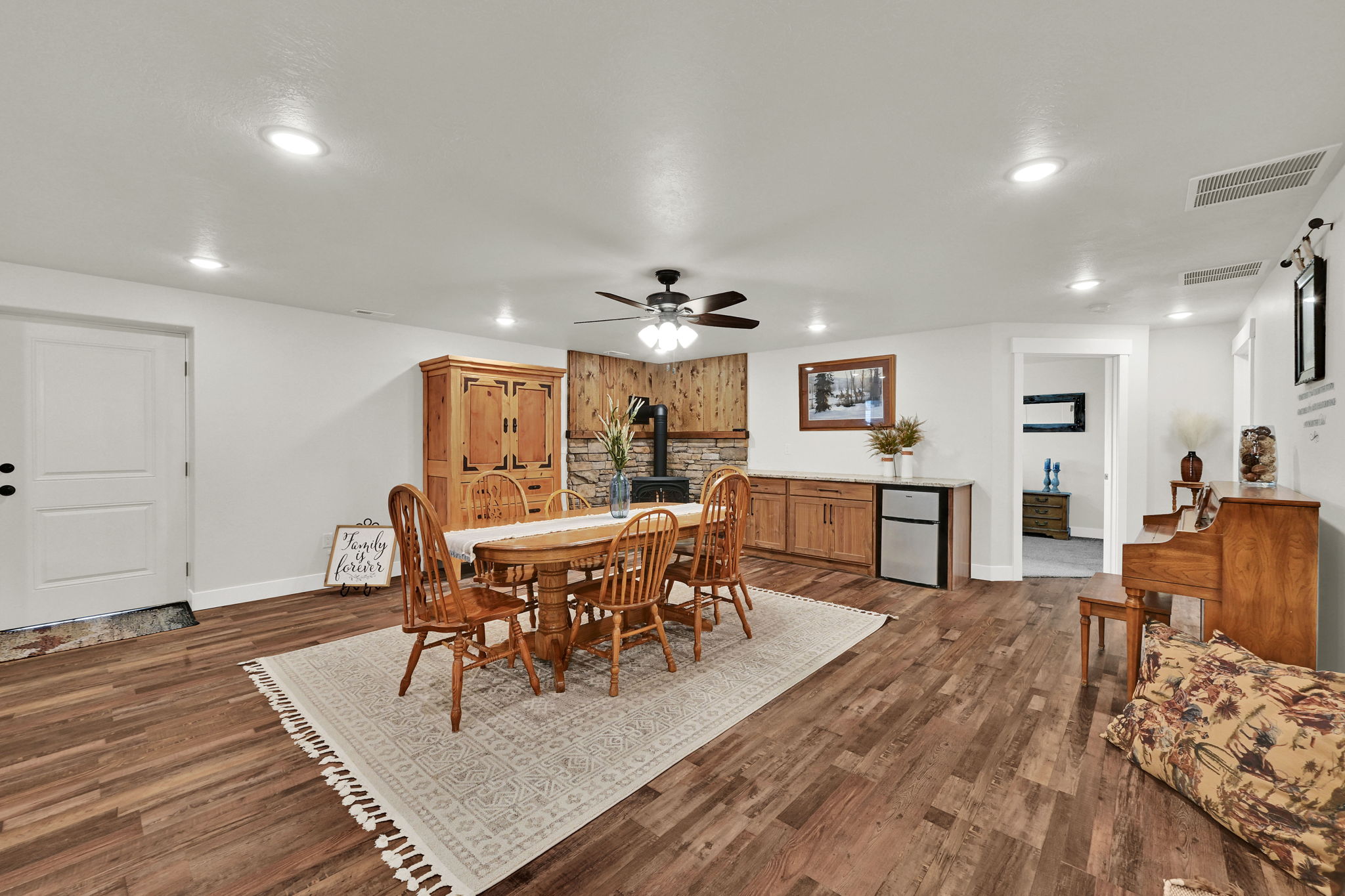 Dining room with a ceiling fan, dark wood-style flooring, and recessed lighting