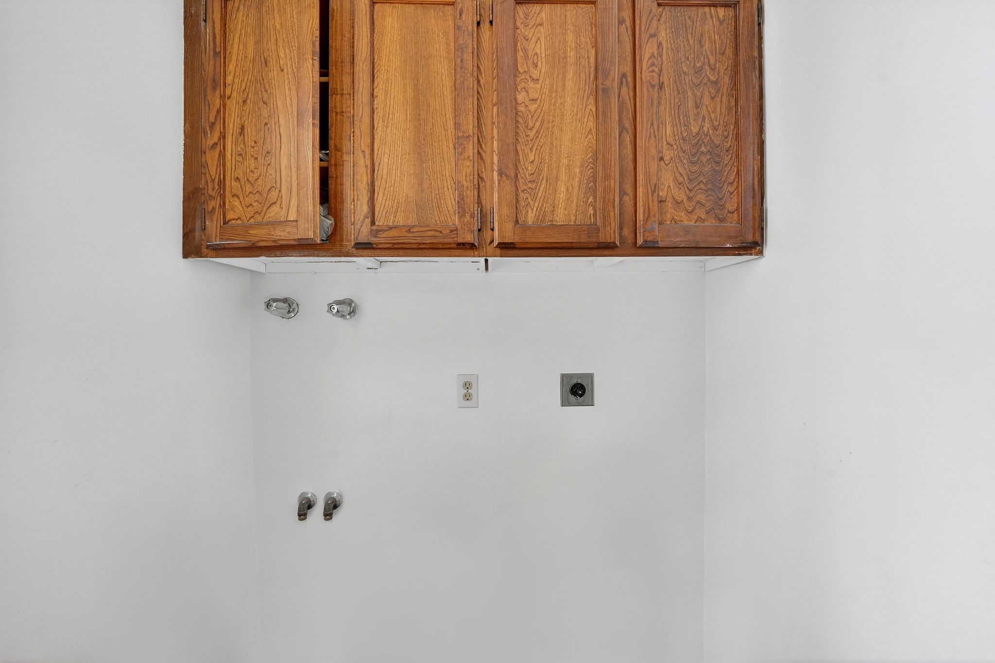 Laundry area with cabinet space, washer hookup, and electric dryer hookup