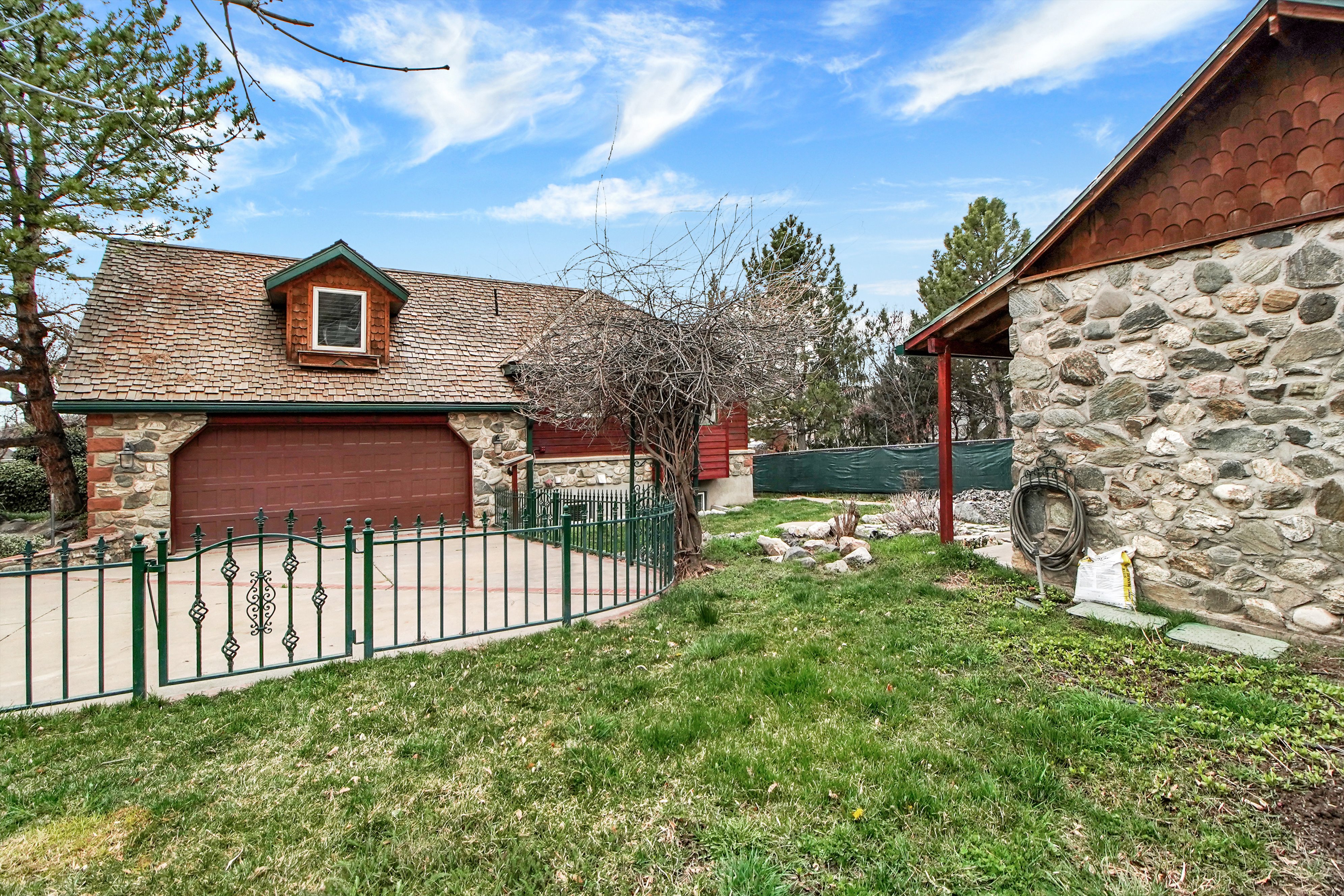 View of yard featuring a garage