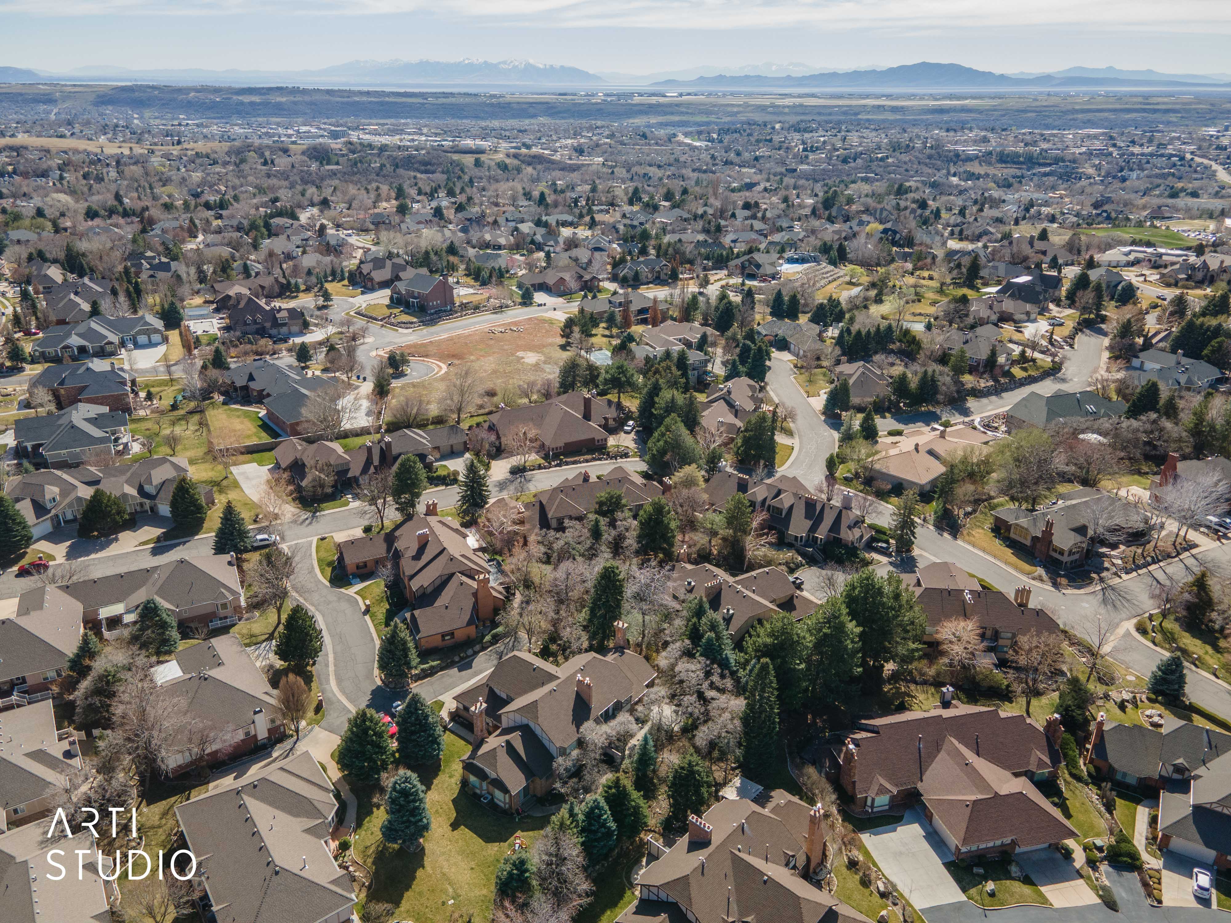 View of property location featuring a mountainous background and nearby suburban area