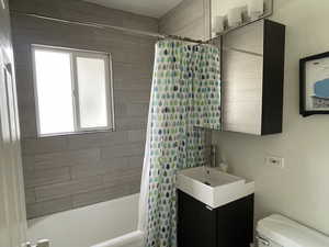 Bathroom with vanity and shower / tub combo