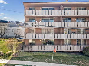 View of apartment building / complex