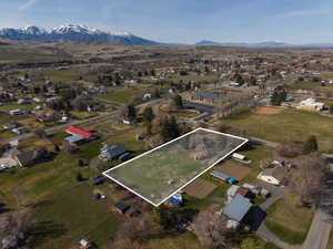 Aerial view of property's location featuring property boundaries highlighted and a mountain backdrop