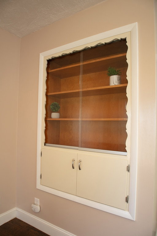 Built in shelves in the dining area-great to store china
