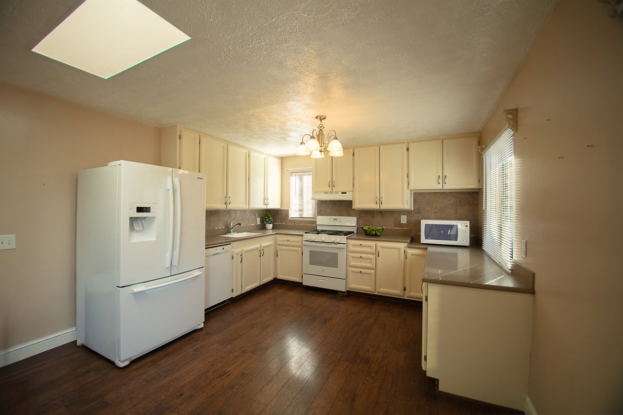 Spacious kitchen--lot of cupboard space
