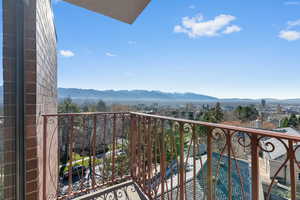 Balcony featuring a mountain view