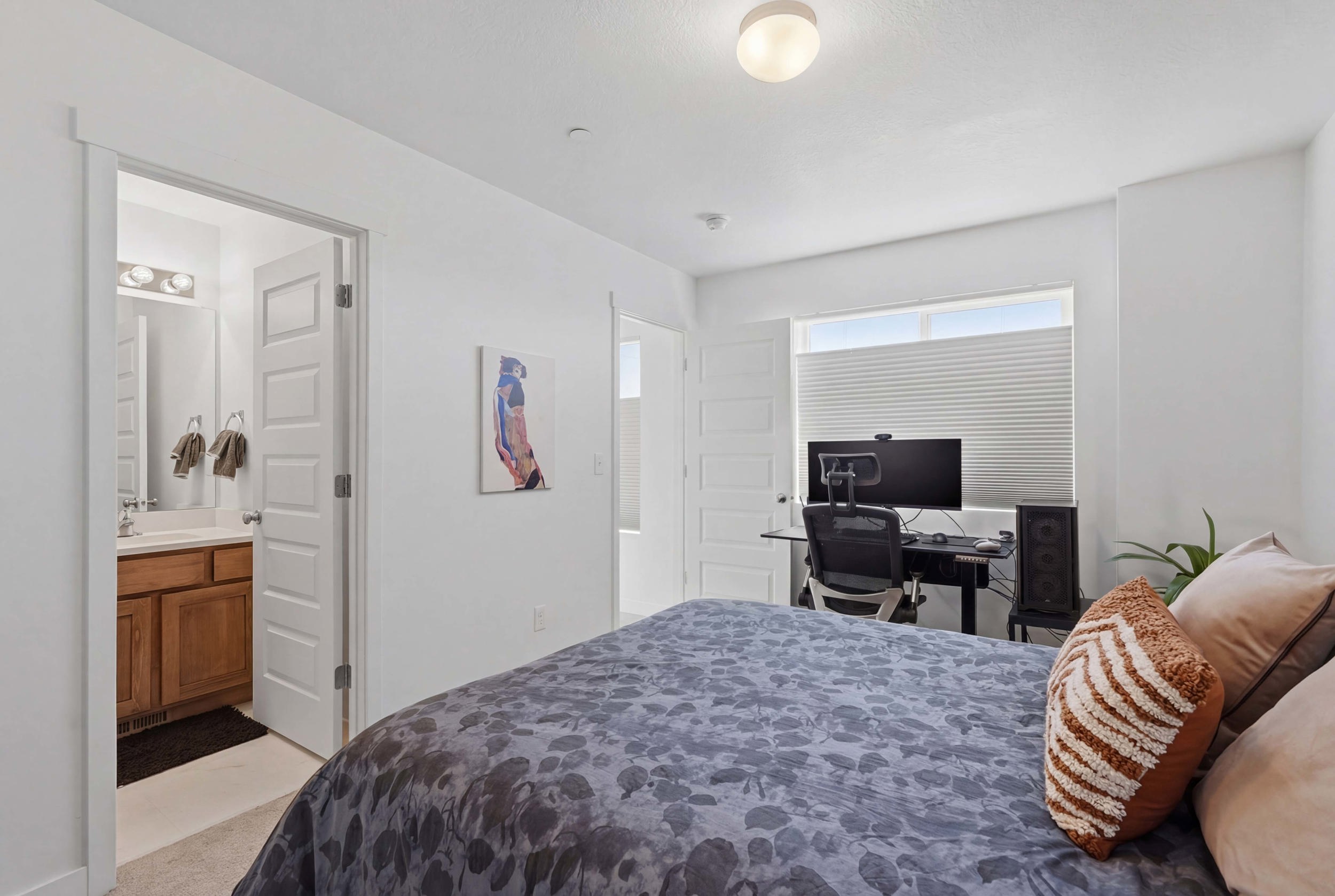 Second bedroom with full en suite bathroom