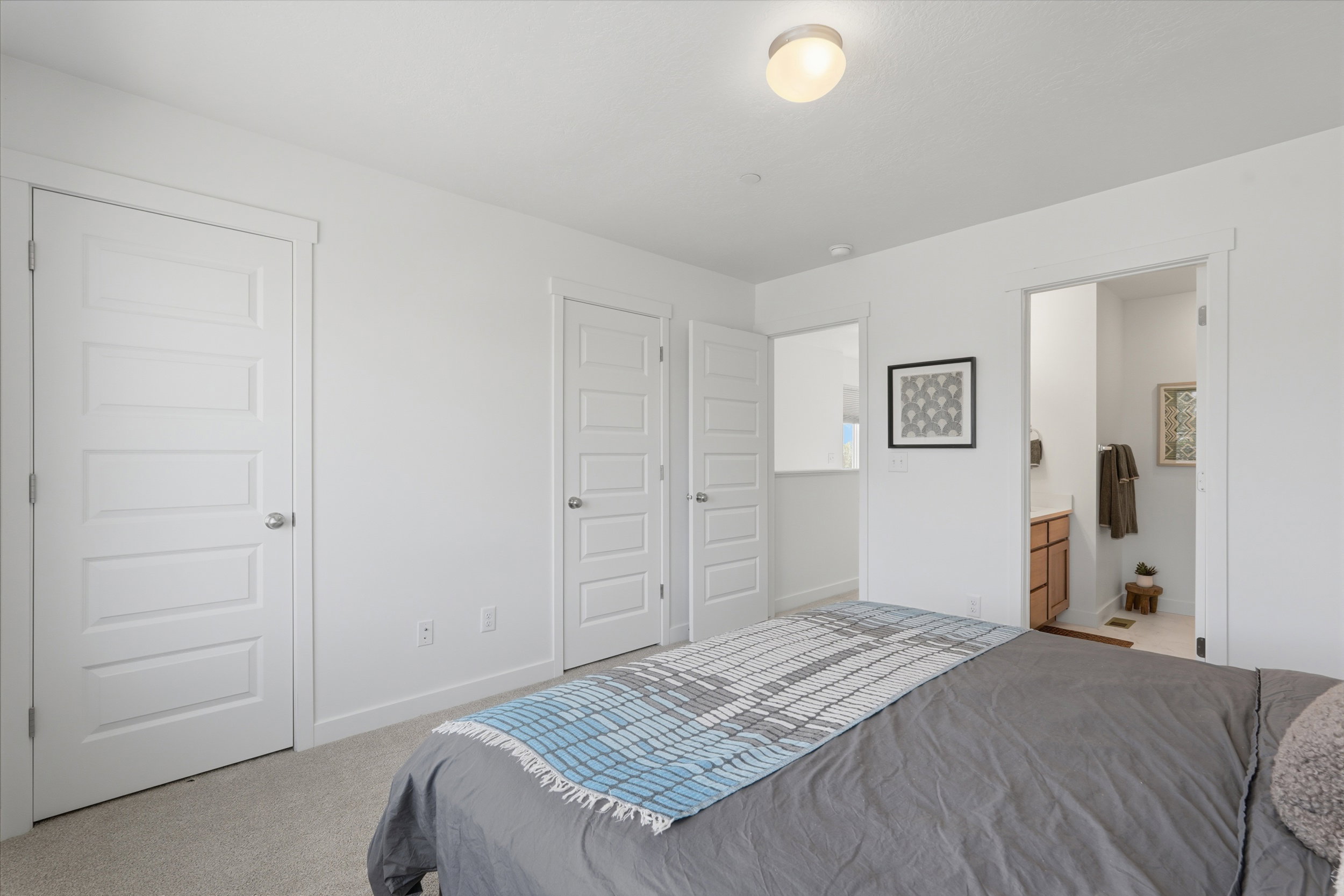 Large primary suite with east facing windows and mountain views - 2 large closets