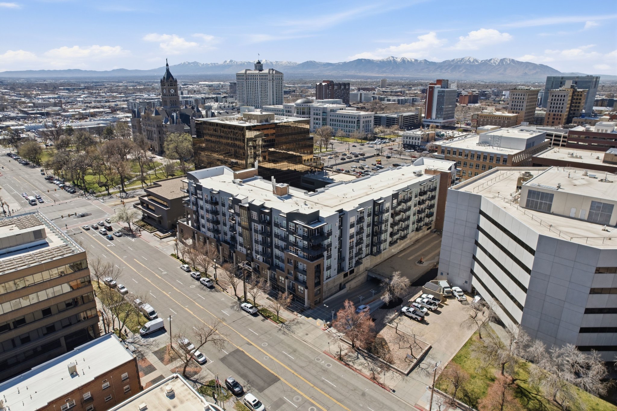 City view featuring a mountain backdrop