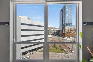 Entryway featuring a city view