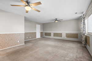 Unfurnished room featuring a ceiling fan and light carpet