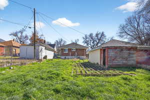 View of yard featuring an outbuilding