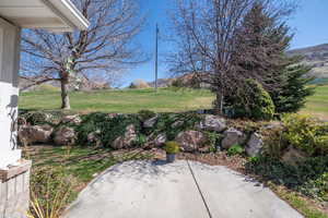 View of yard that backs up the golf course featuring a mountain view