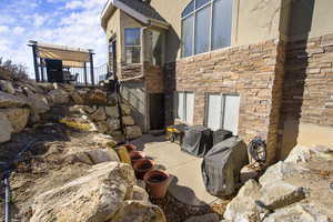 Living room with a high ceiling