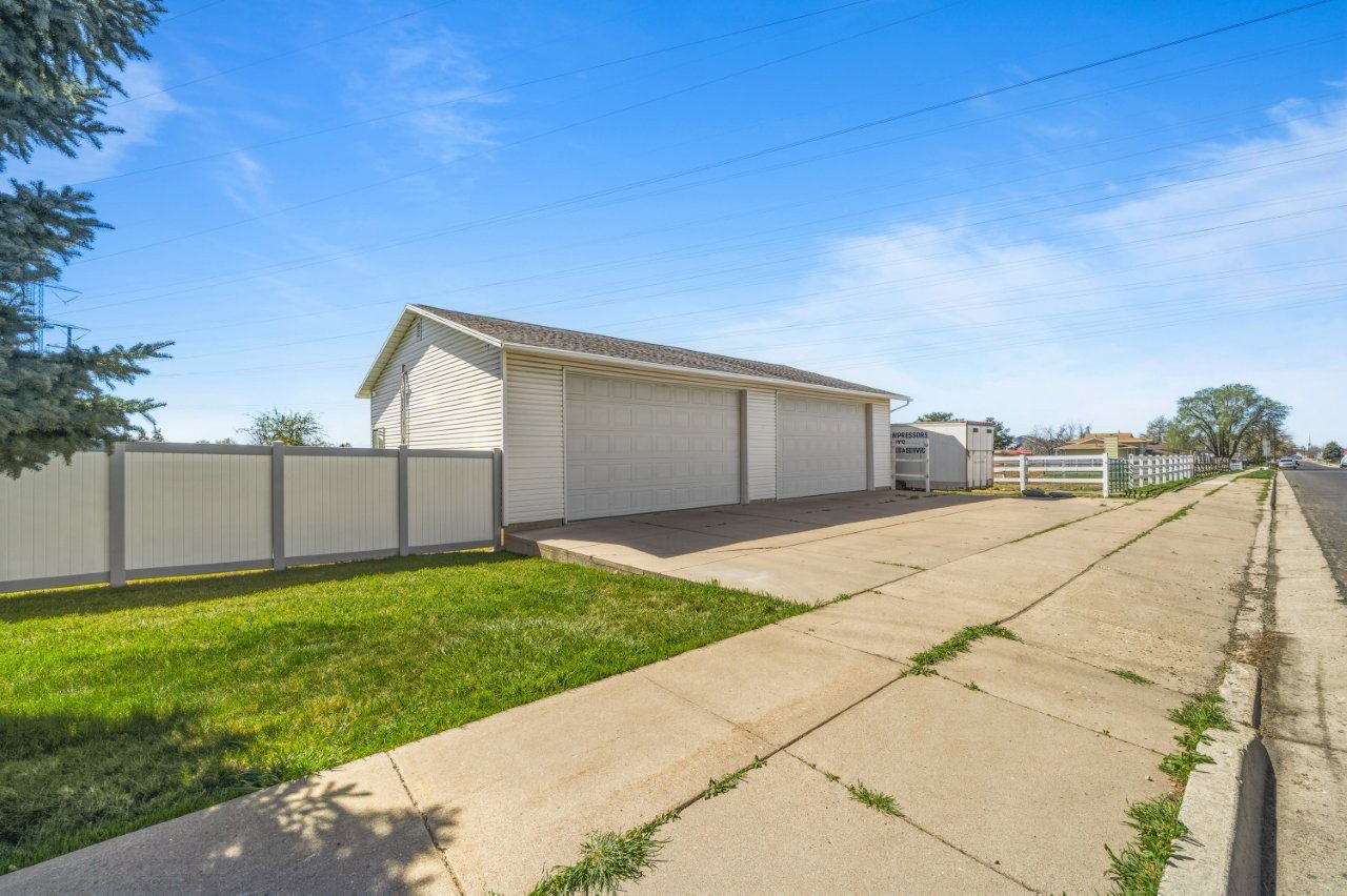 Detached garage