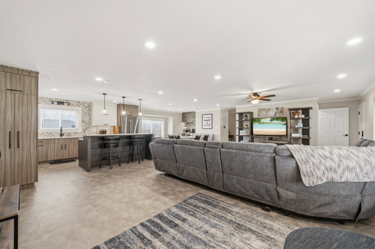 Living area with recessed lighting, a ceiling fan,