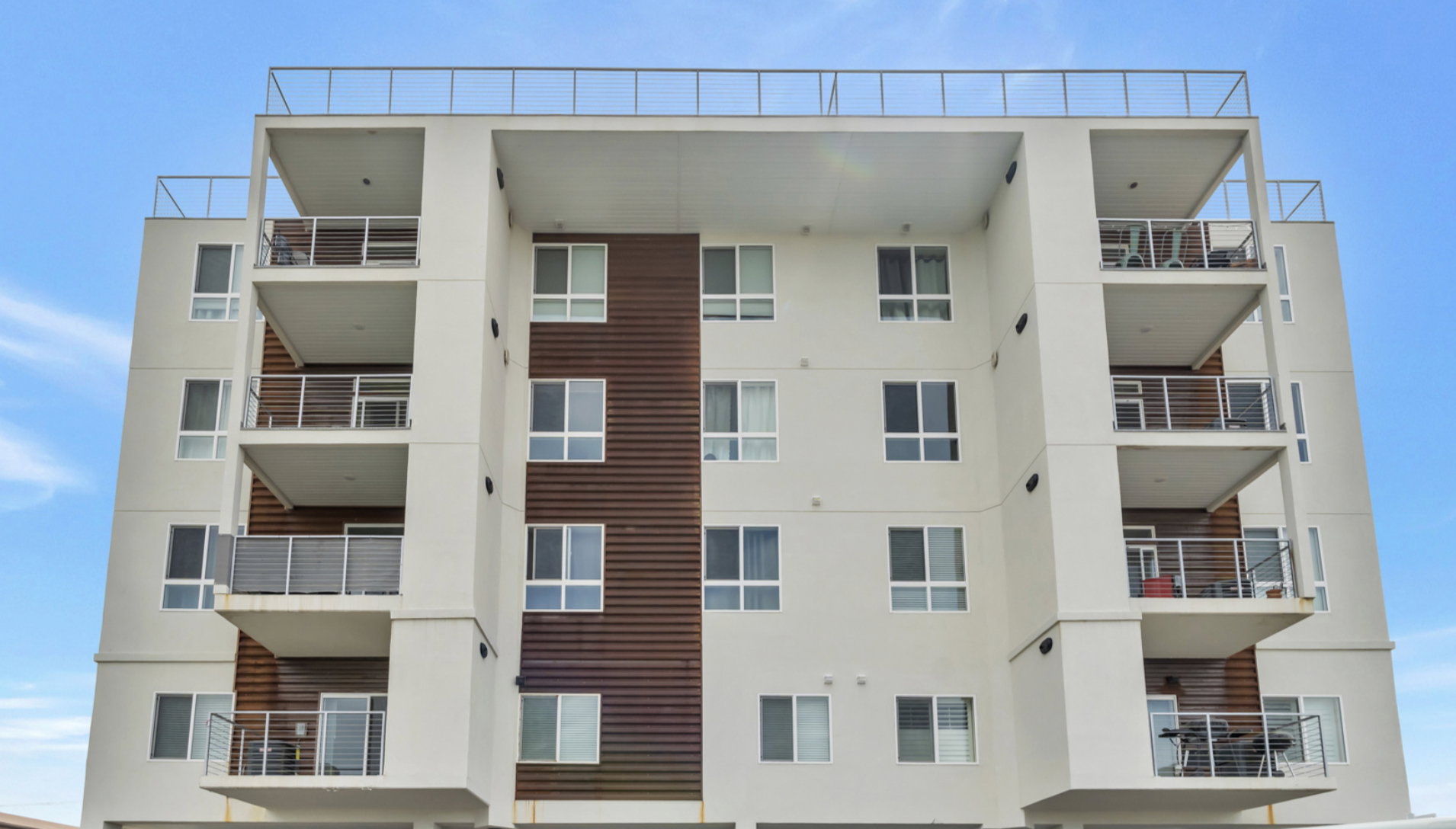 View of apartment building / complex