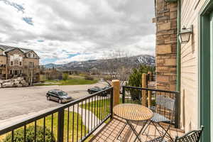 Balcony featuring a mountain view