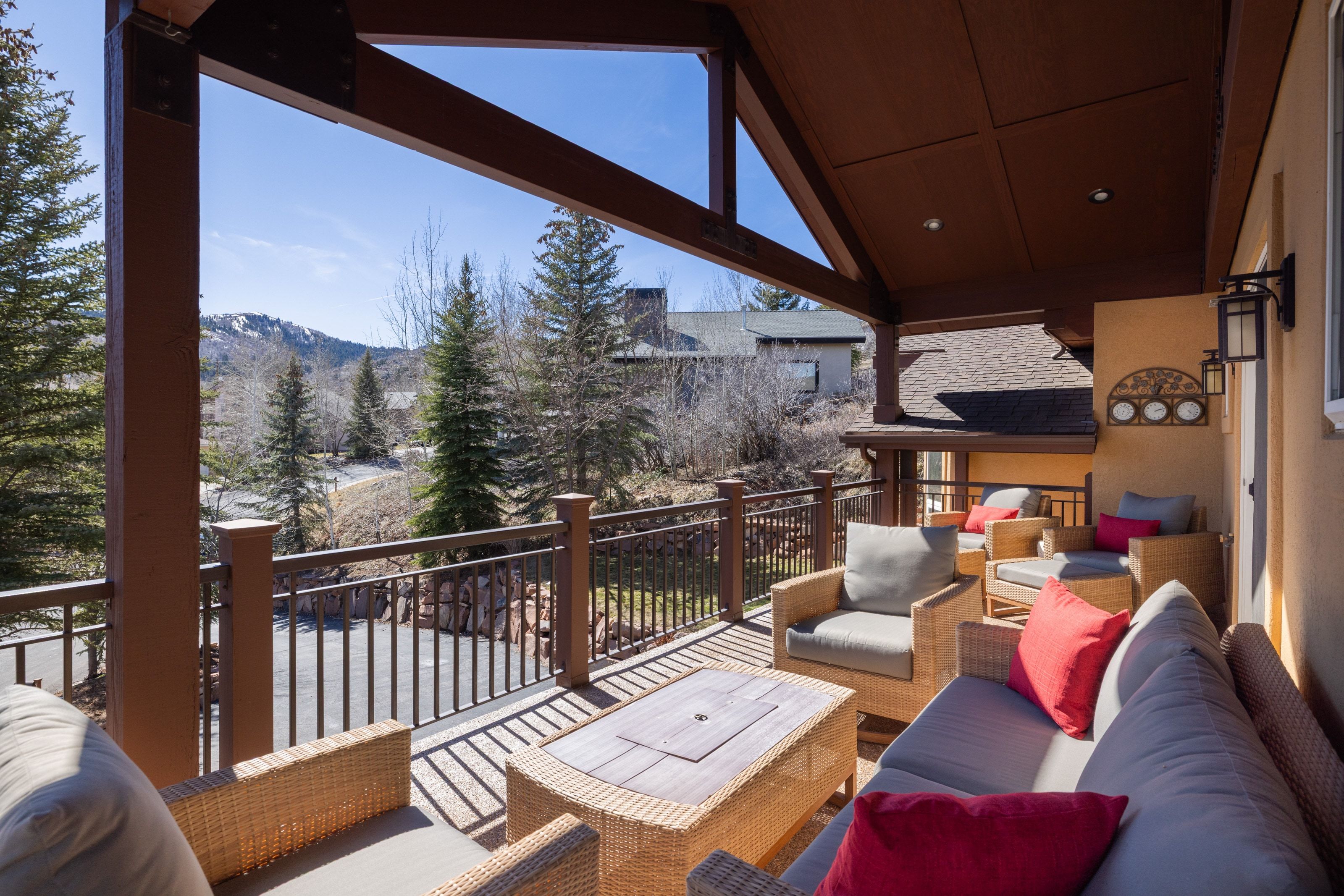 Balcony featuring an outdoor lounge area and a mountain view