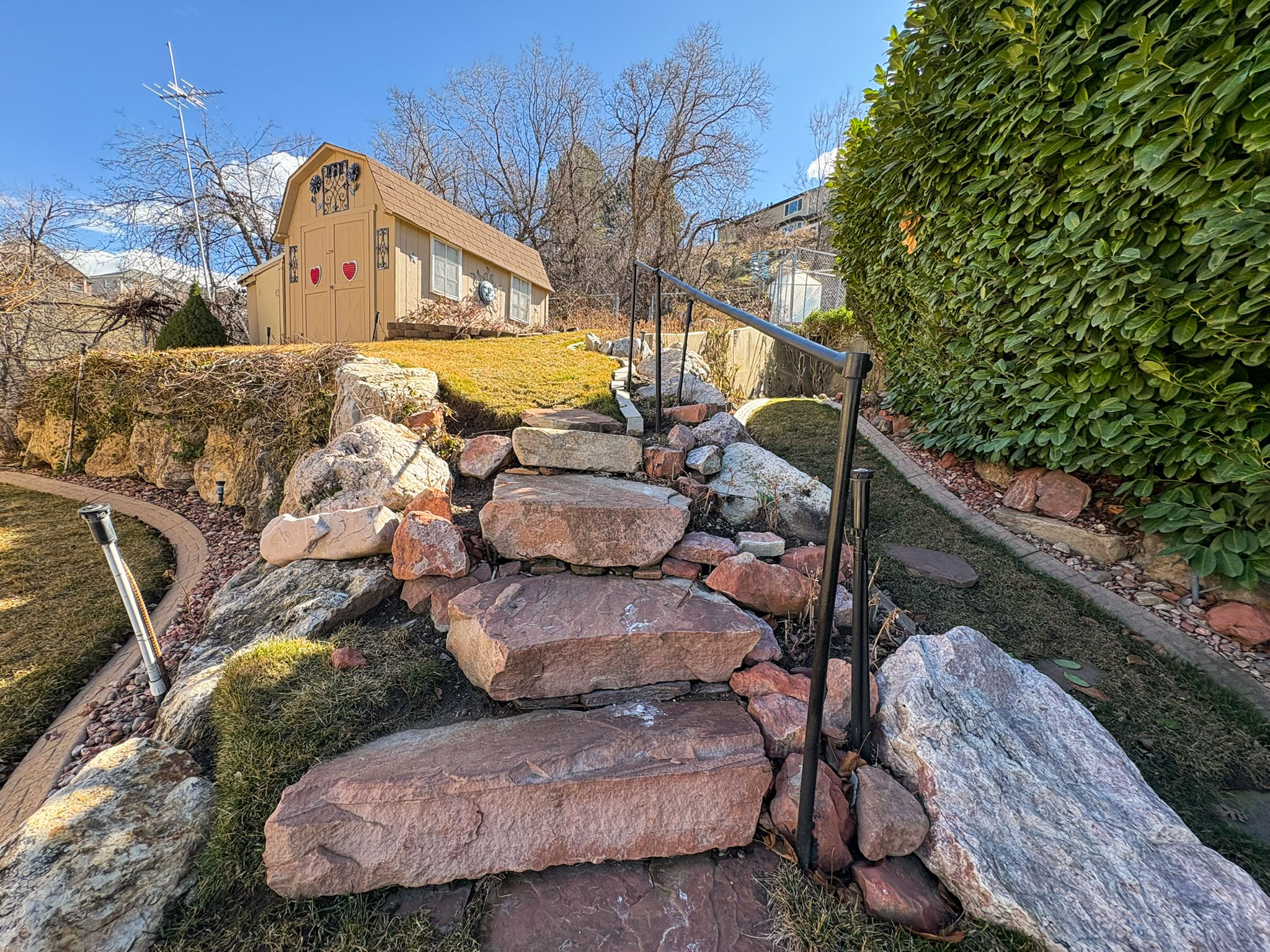 View of yard featuring an outbuilding