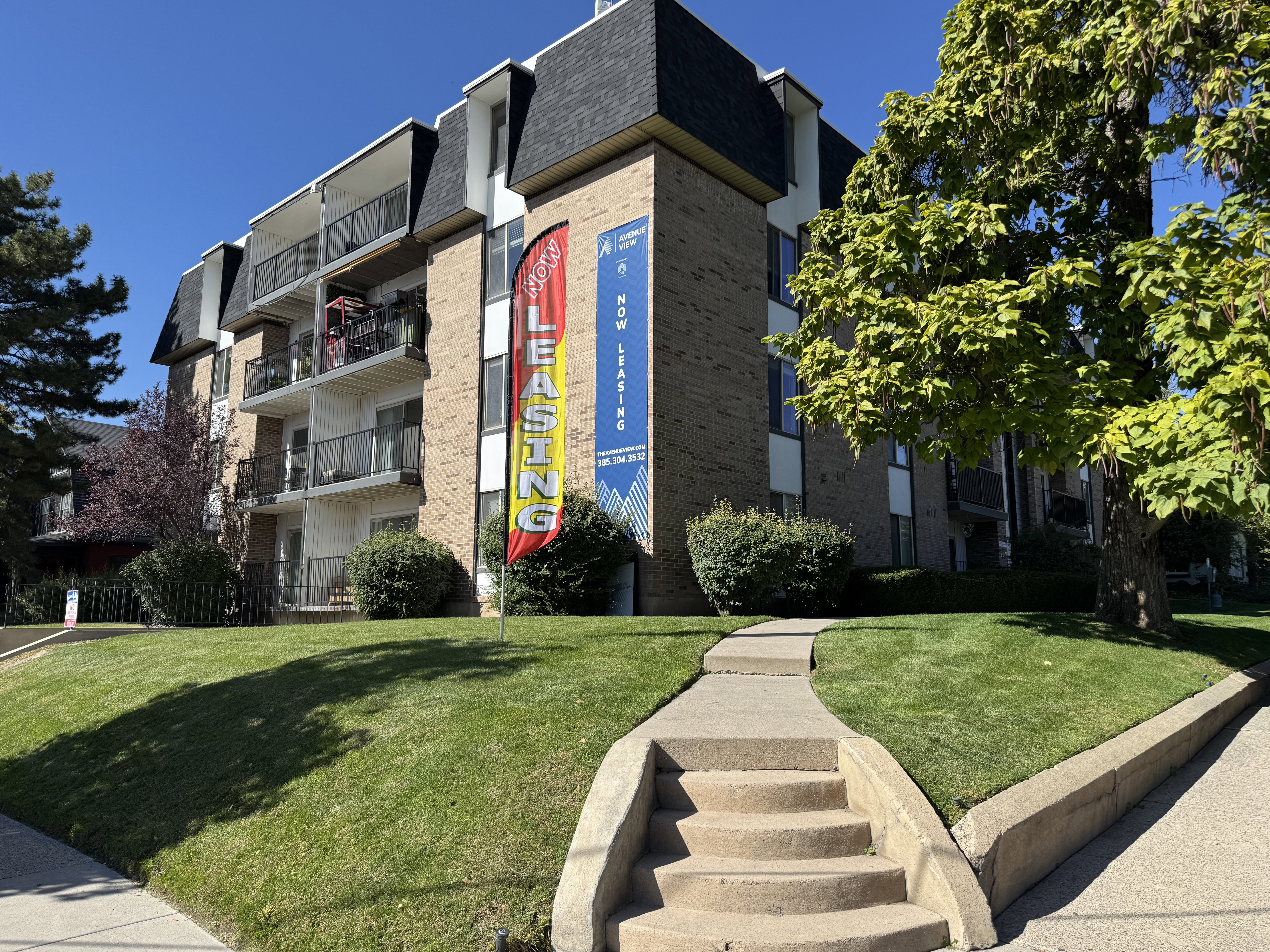 View of apartment building / complex