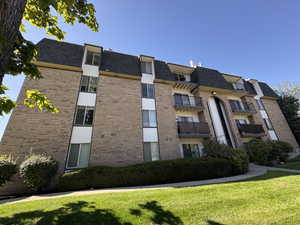 View of apartment building / complex