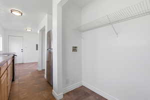 Laundry area featuring baseboards and washer hookup