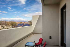 Balcony featuring a mountain view