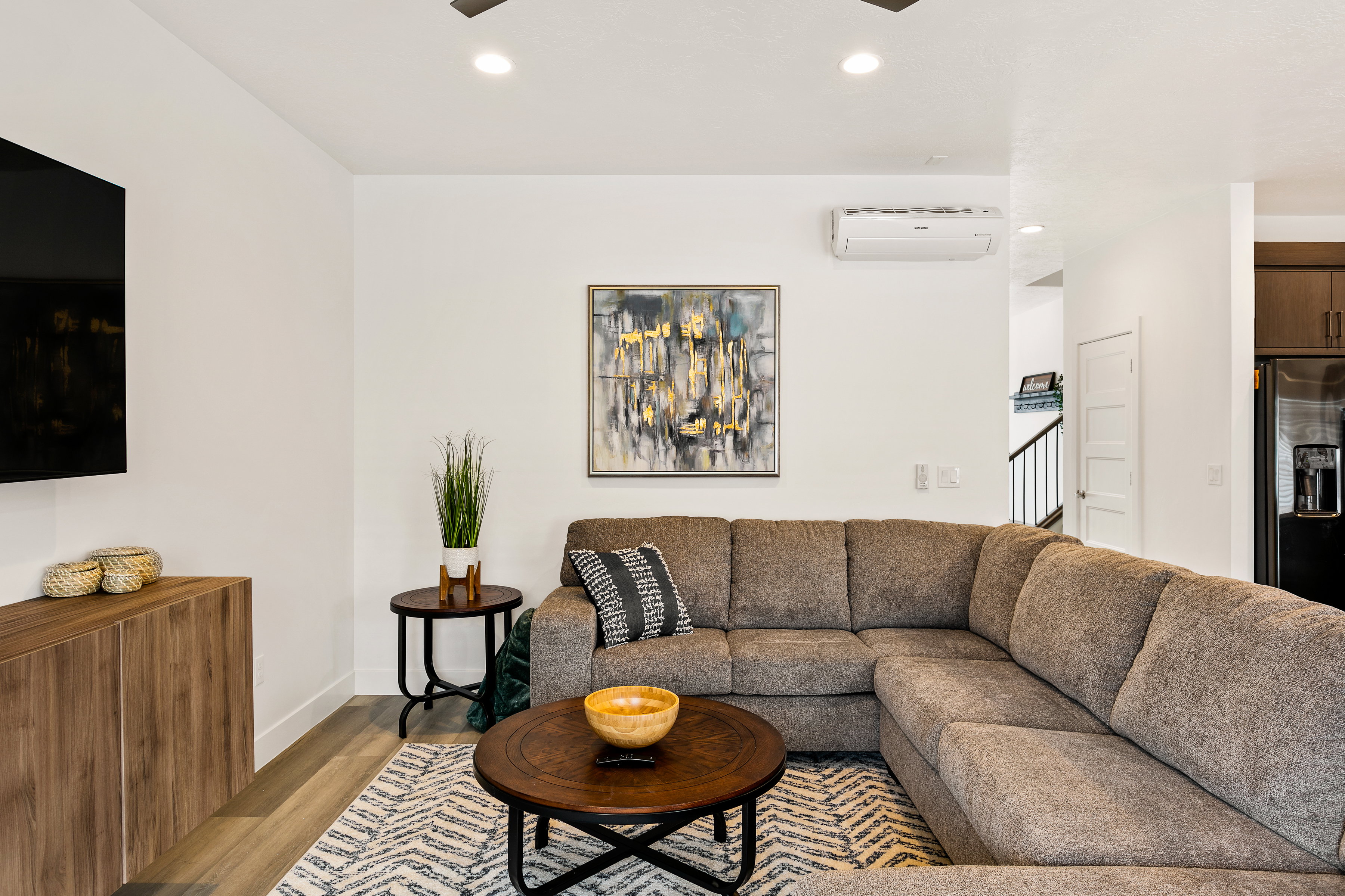 Living area featuring wood finished floors, recessed lighting, and a ceiling fan
