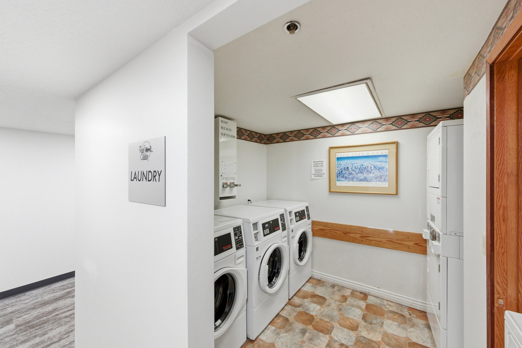 Community laundry with independent washer and dryer