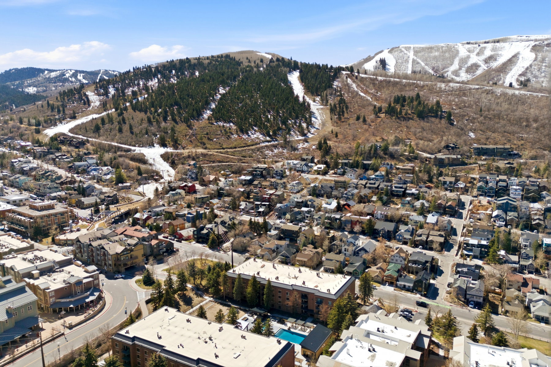 Aerial view of property's location featuring mountains