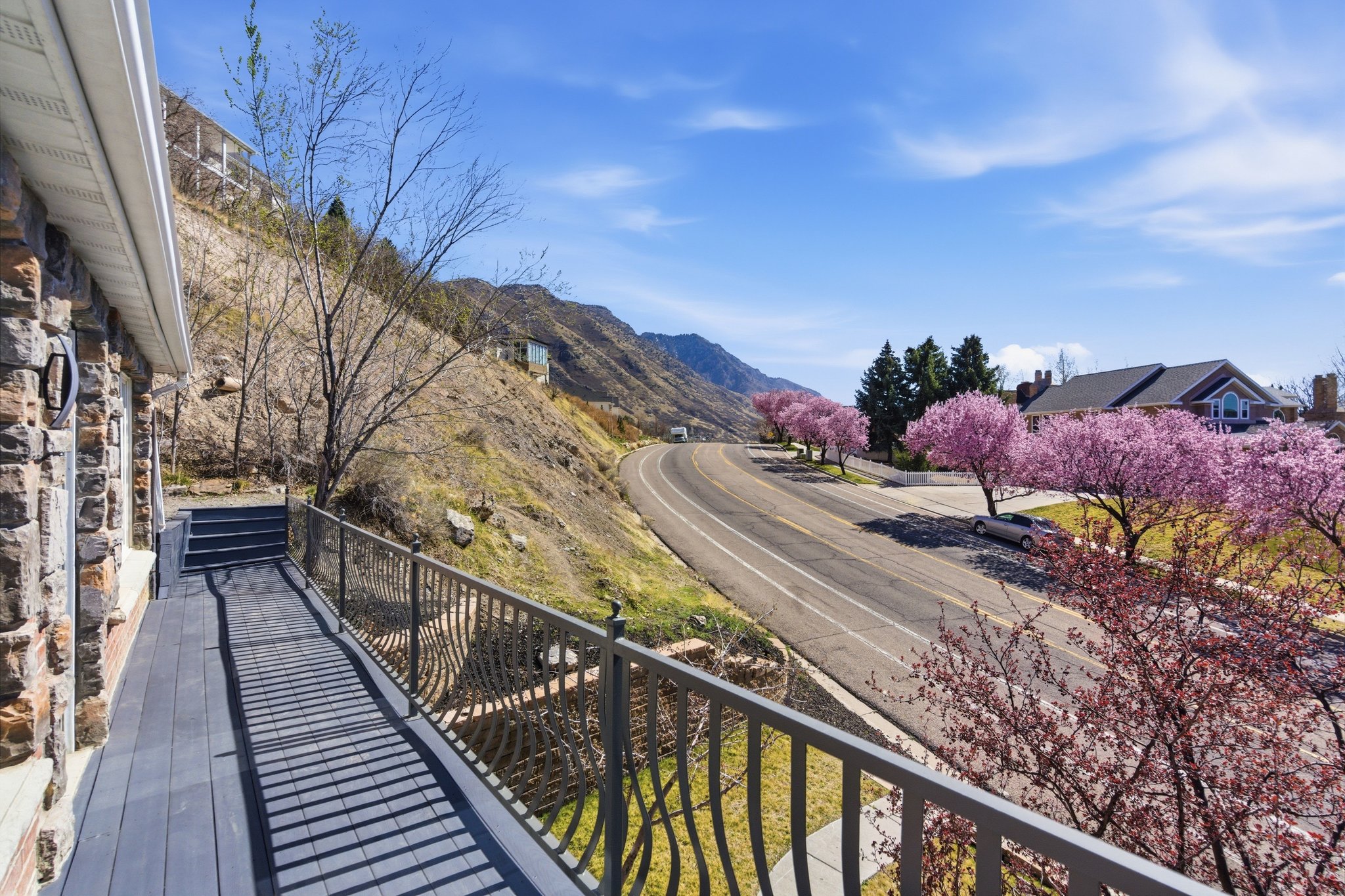 Balcony featuring a mountain view