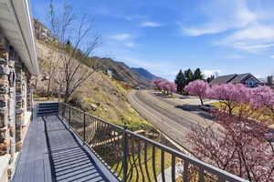 Balcony featuring a mountain view