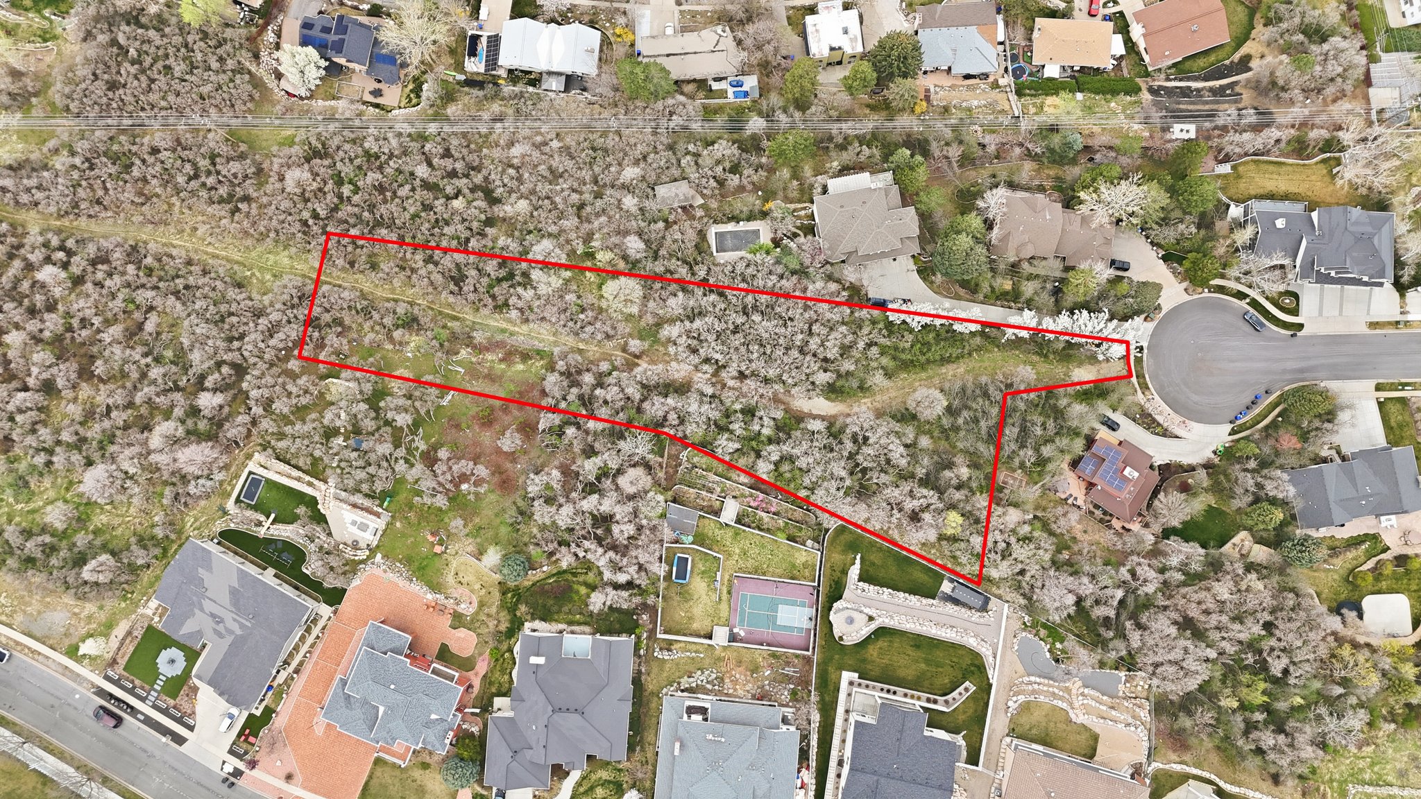 Aerial view of residential area featuring property parcel outlined