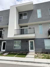 View of townhome building / complex