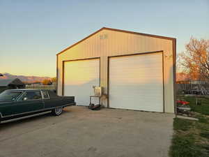 HUGE 30x40 workshop w/tall doors!