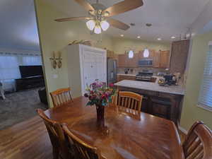 Vaulted ceilings, pantry space
