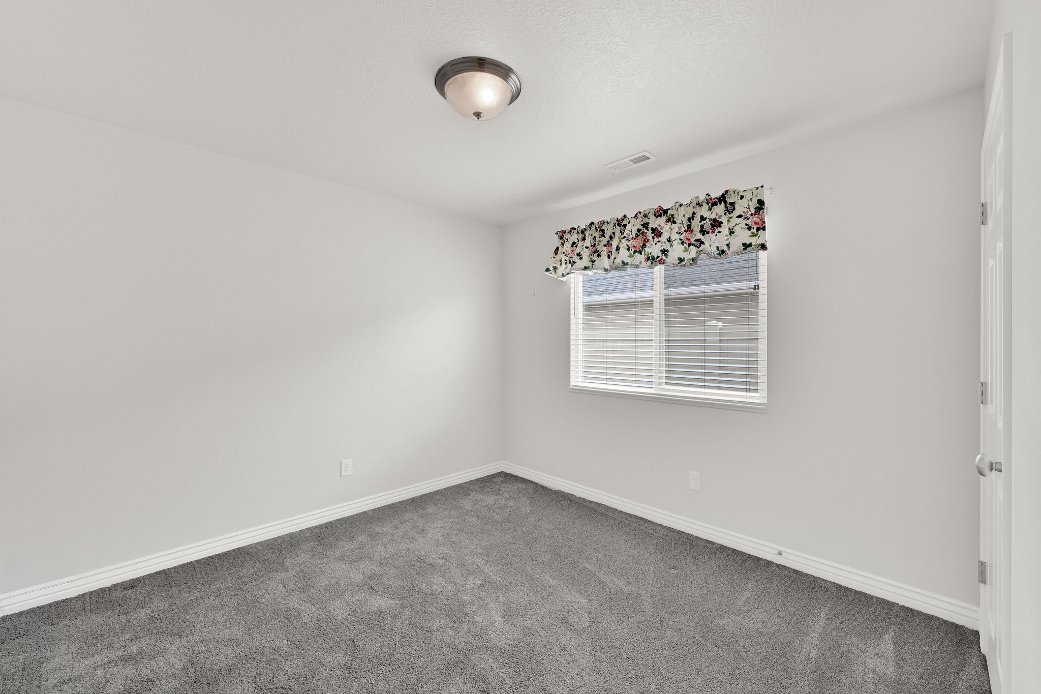 Unfurnished room with carpet floors and baseboards