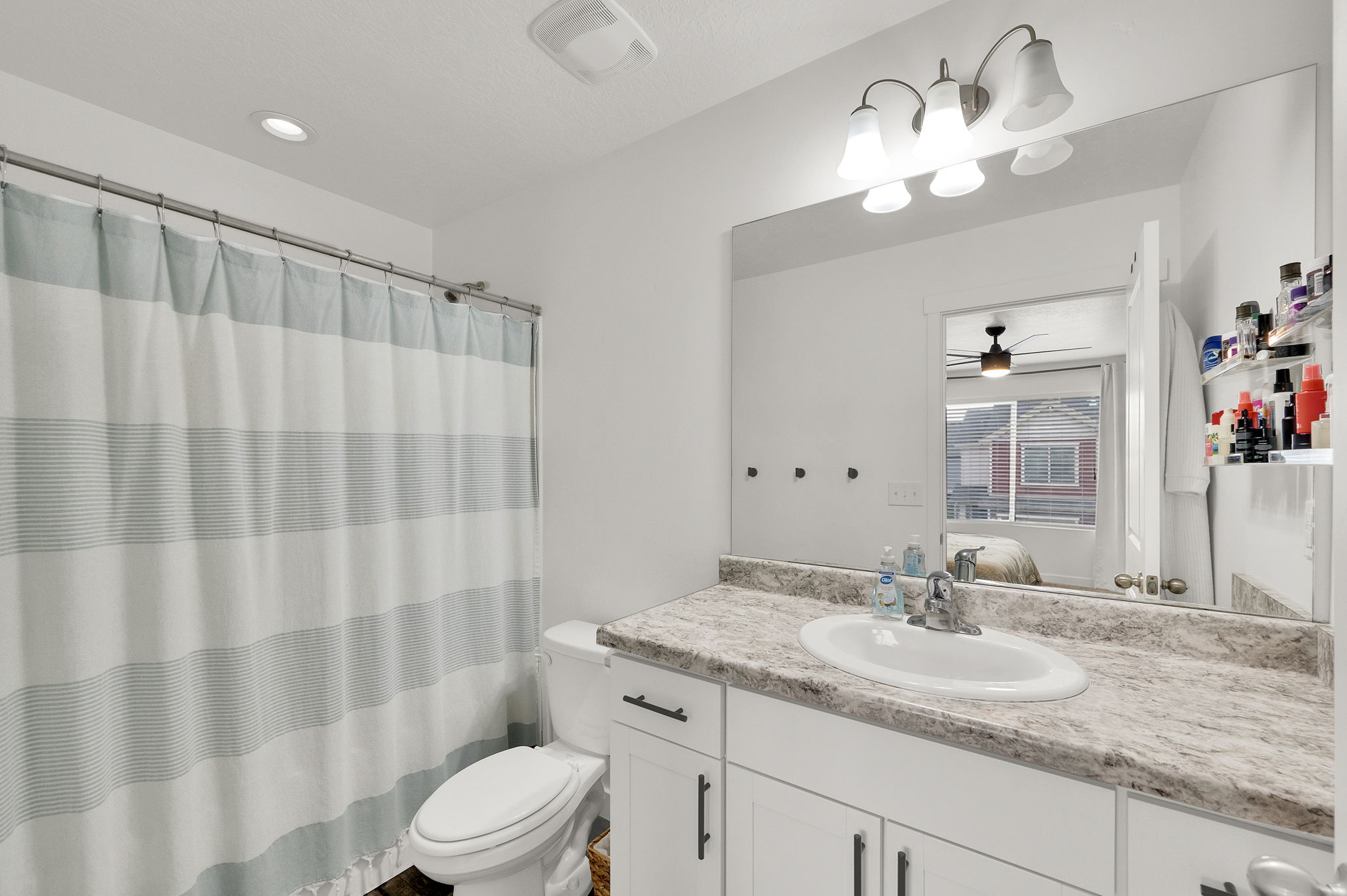 Bathroom featuring ensuite bathroom, vanity, a shower with shower curtain, recessed lighting, and ceiling fan