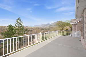 Balcony featuring a mountain view