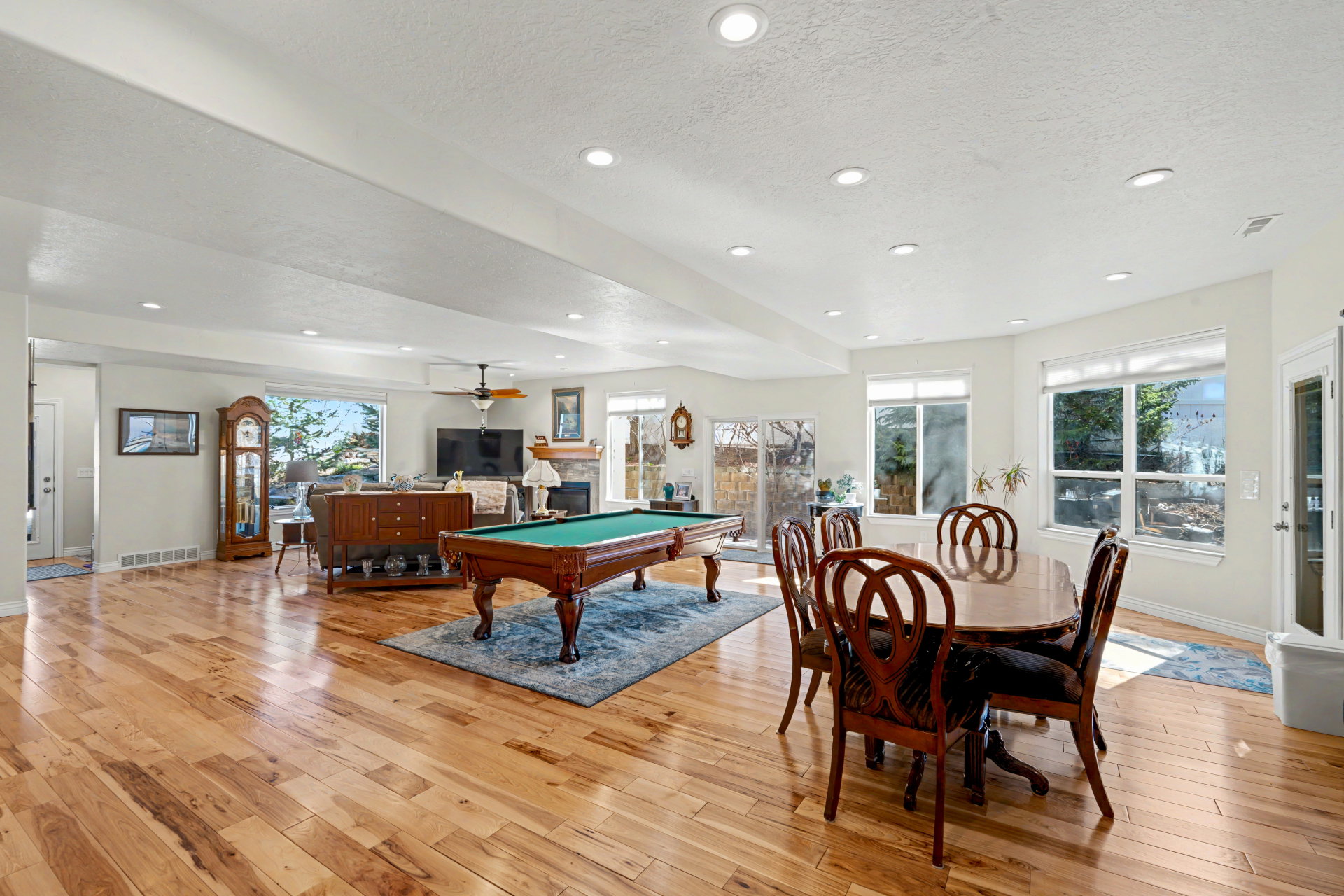 HUGE GREAT ROOM, light wood-style floors, a textured ceiling, recessed lighting, and a ceiling fan