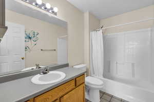 En-suite bathroom of primary bedroom