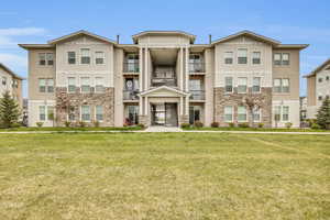 View of apartment building / complex