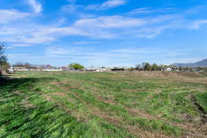View of yard featuring a mountain view