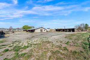 View of yard featuring an outbuilding