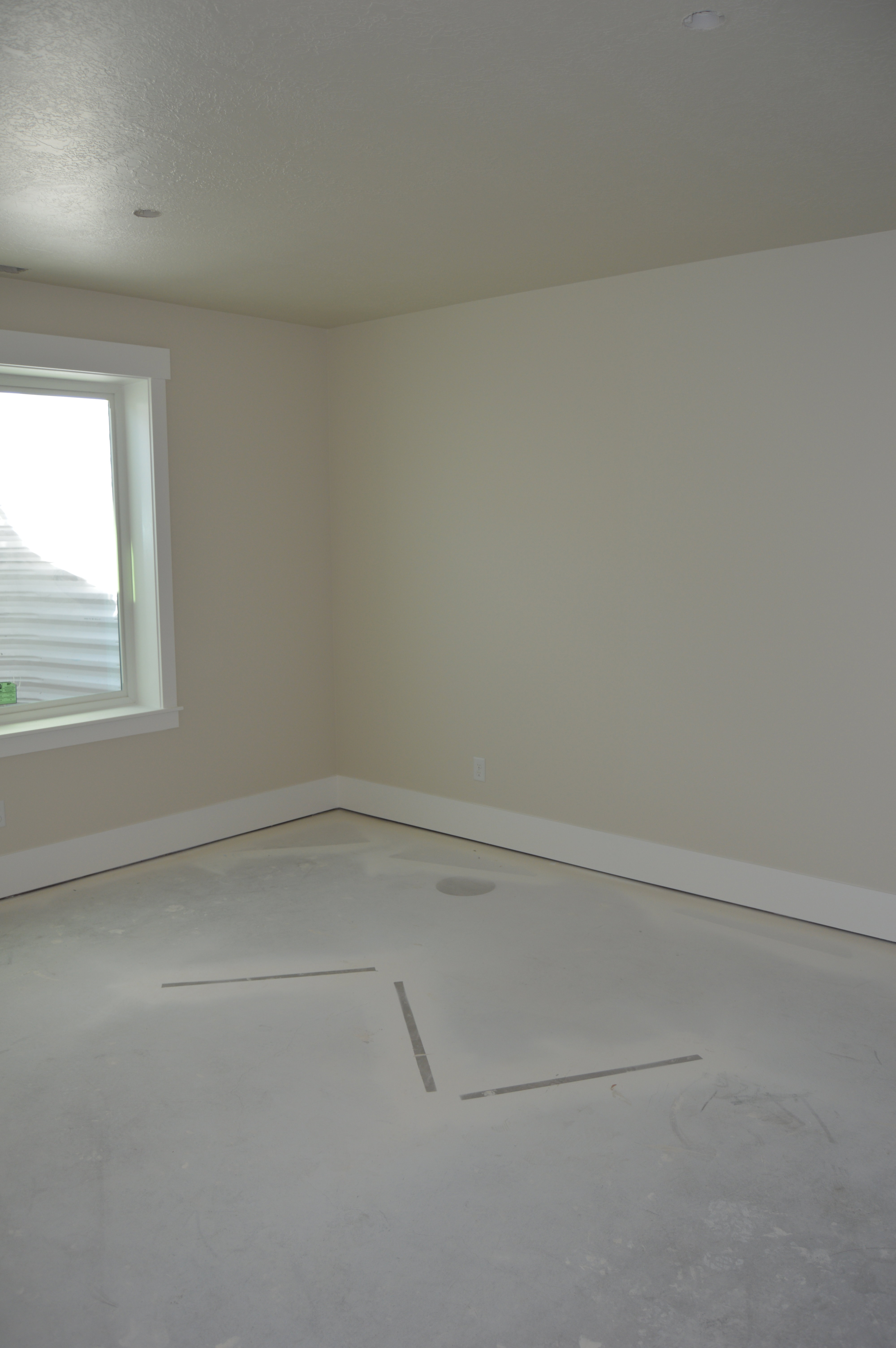 Empty room featuring baseboards