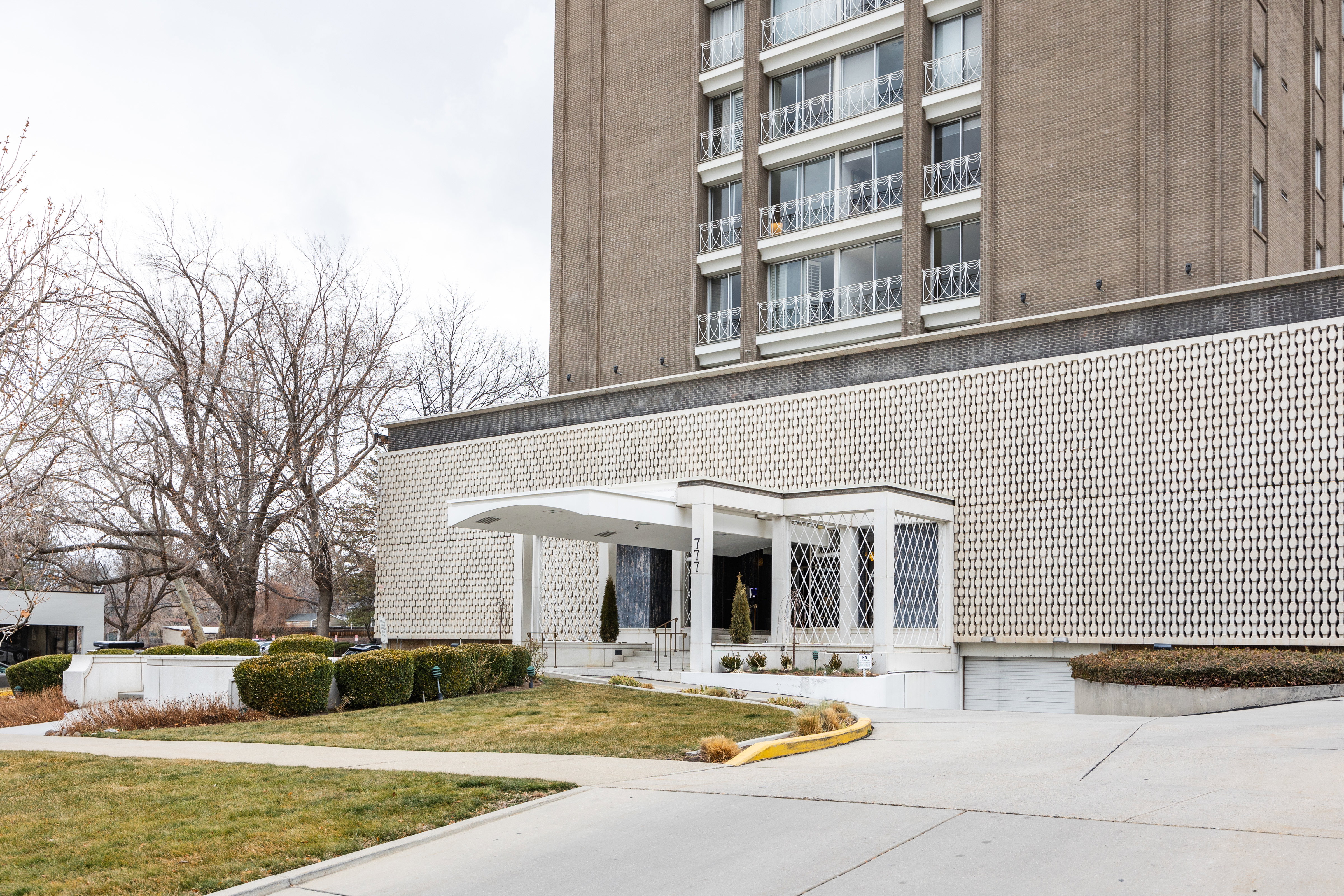 View of apartment building / complex