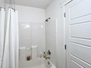 Bathroom with shower / bathtub combination with curtain