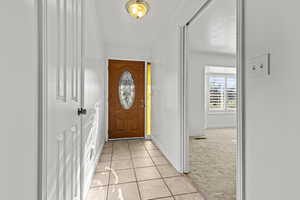 Foyer featuring light tile patterned floors and baseboards